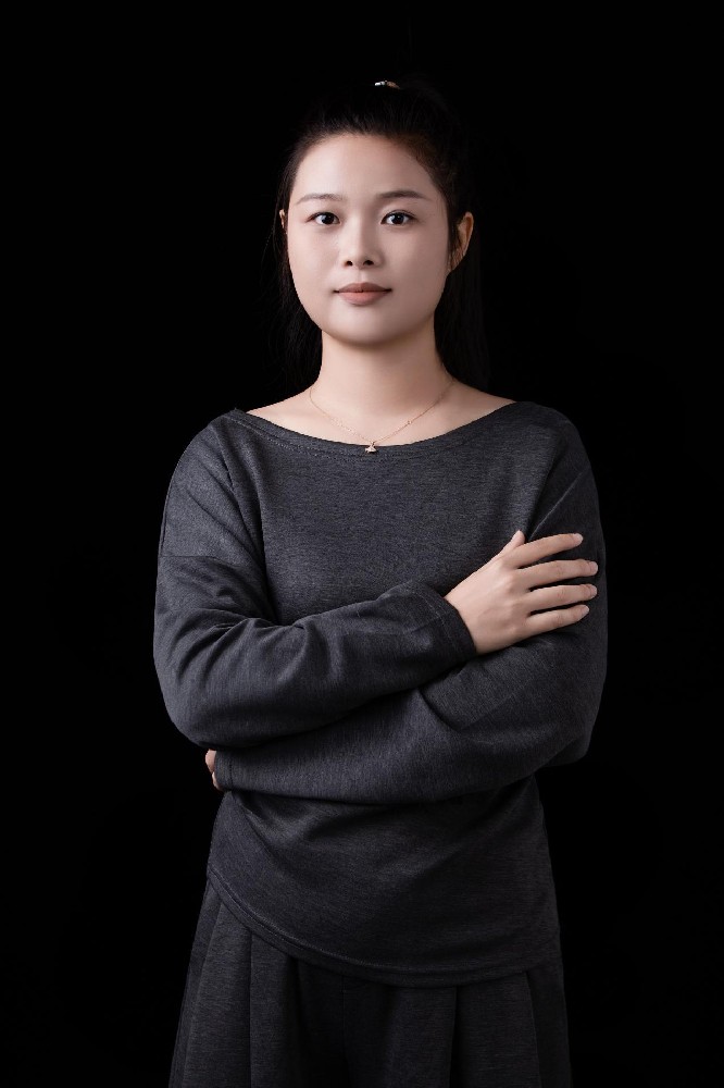 劉文君（國瓷紅葉畫院高級畫師）